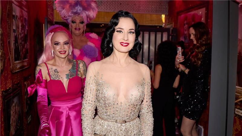 Die Burlesque-Künstlerinnen Belle la Donna (l) und Dita von Teese (r), sowie Dragqueen Olivia Jones (im Hintergrund) kommen zur Eröffnung eines Burlesque-Festivals in Hamburg.