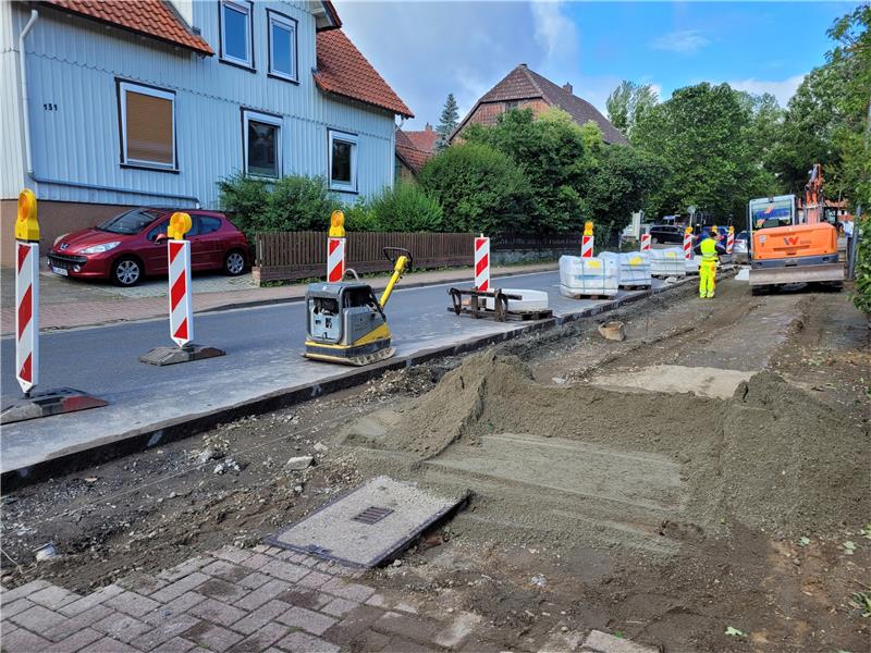 Die Bushaltestelle „Gemeindegarten“ wird mit sogenannten Kasseler Borden ausgestattet. Dafür muss auch ein Teil der Straße aufgerissen werden. Foto: Exner