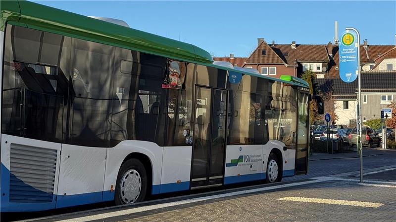 Stadt gibt für barrierefreie Bushaltestellen im Harz viel Geld aus Ein Gelenkbus steht an einer Bushaltestelle.