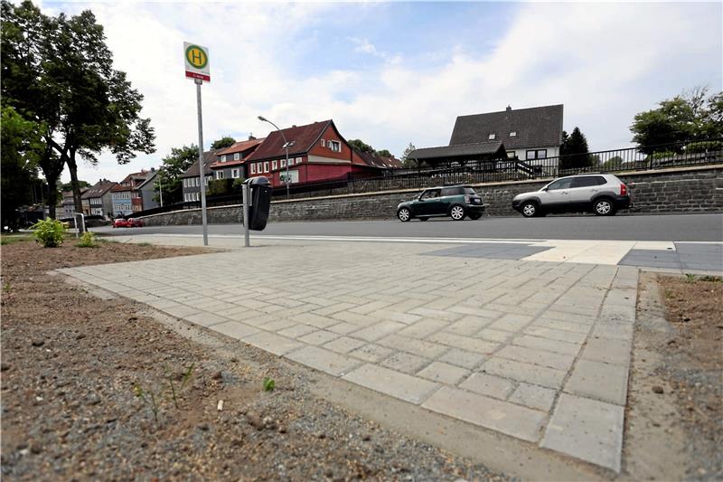 Oberharz: Buswartehäuschen lassen auf sich warten Die Bushaltestellen auf der Goslarschen Straße sind barrierefrei – die Wartehäuschen lassen jedoch noch auf sich warten. Das Bauamt spricht von Lieferschwierigkeiten. Foto: Neuendorf