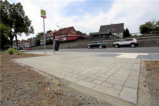 Die Bushaltestellen auf der Goslarschen Straße sind barrierefrei – die Wartehäuschen lassen jedoch noch auf sich warten. Das Bauamt spricht von Lieferschwierigkeiten. Foto: Neuendorf