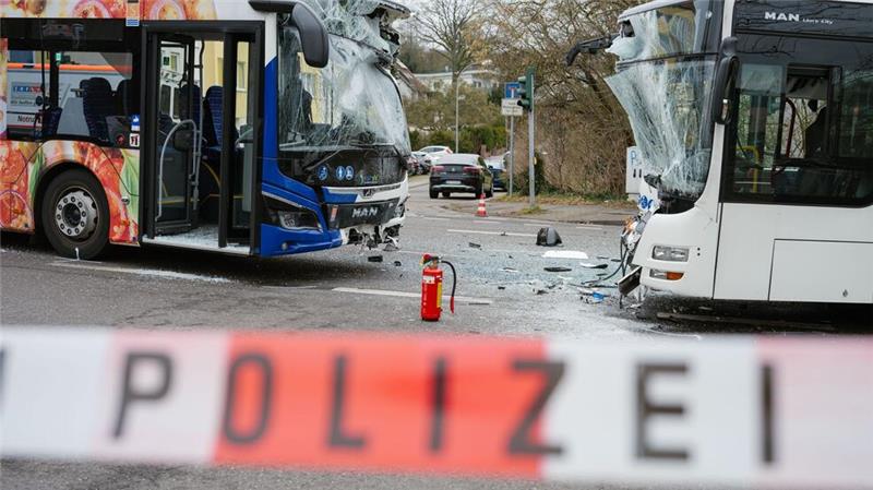 Die Busse standen nach dem Unfall mitten auf der Kreuzung.