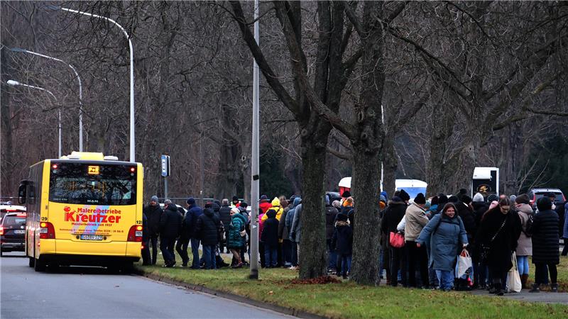 Kein Verkehrschaos fürs Megawochenende in Goslar? Bus, bei dem viele Menschen anstehen.