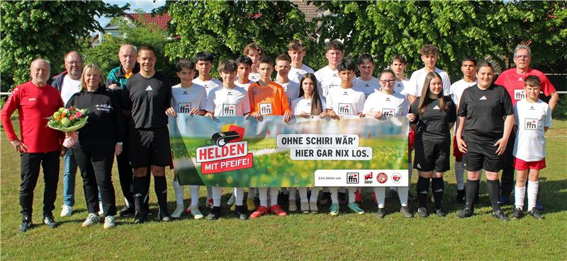 Die C-Junioren der JSG Schladen/Gielde, Funktionäre und einige Unparteiische präsentieren das neue Banner, das nun einen Ehrenplatz in der Schladener Arena bekommen wird.