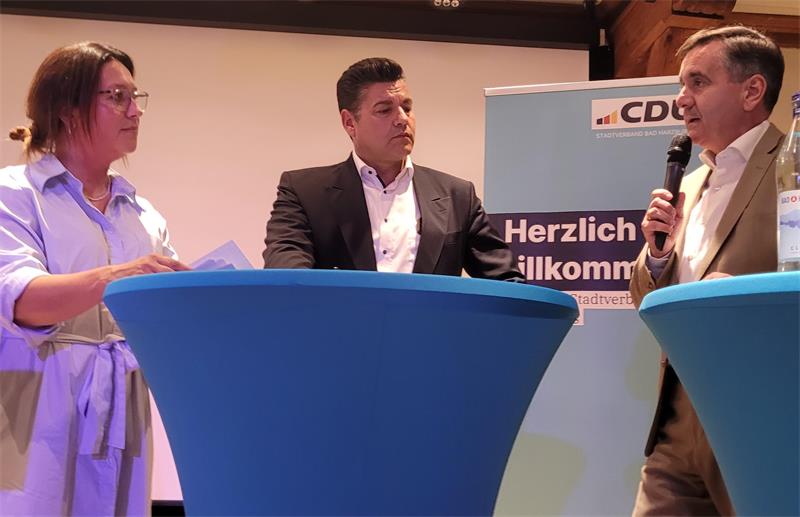 Die CDU-Stadtverbandsvorsitzende Stefanie Hertrampf mit  Regierungsbrandmeister Tobias Thurau (Mitte) und dem Landrat des Harzkreises, Thomas Balcerowski.