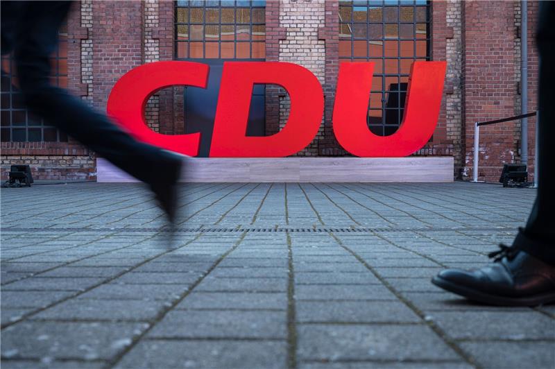 CDU bleibt stärkste Kraft in Hessen Die CDU ist einer Wahlumfrage zufolge aktuell stärkste Kraft in Hessen.