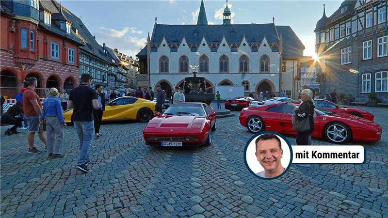 Menschen stehen vor bunten Autos in einer Innenstadt.