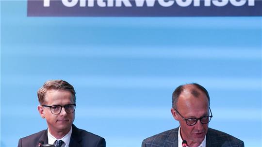 Die CDU will auf ihrem Wahlparteitag am Montag in Berlin ein Sofortprogramm beschließen, in dem sie den Bürgerinnen und Bürgern aus ihrer Sicht wichtige Punkte für den versprochenen Politikwechsel verspricht. Damit wollen die Christdemokraten in der Schlussphase des Wahlkampfs punkten. (Archivfoto)