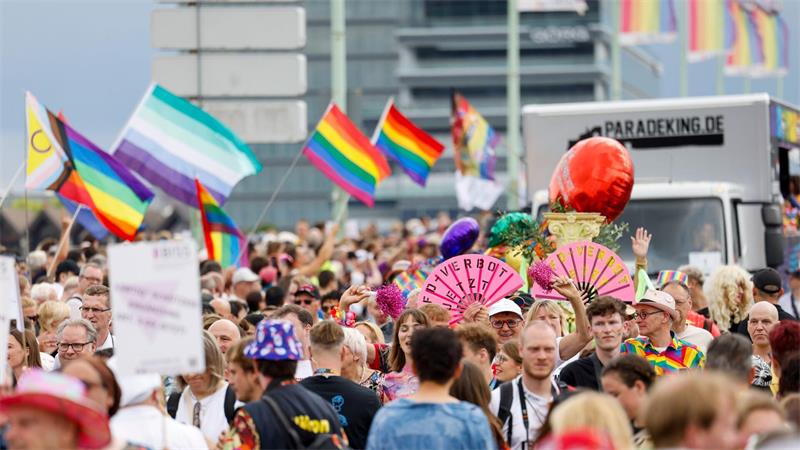 CSD in Köln: Warum „Flirty Flamingo“ auf die Straße geht Die CSD-Veranstalter in Köln erwarteten rund eine Million Besucher.