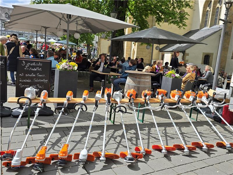 Gartenmarkt Goslar: Von der Cocktail-Minze bis zum Evergreen Die Cafés sind gut gefüllt, die neusten Rasenmäher sind durchaus nachgefragt.