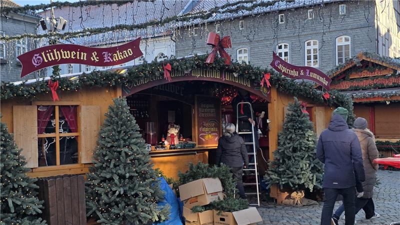 Die Caipi-Hütte am Marktplatz wird eingeräumt.