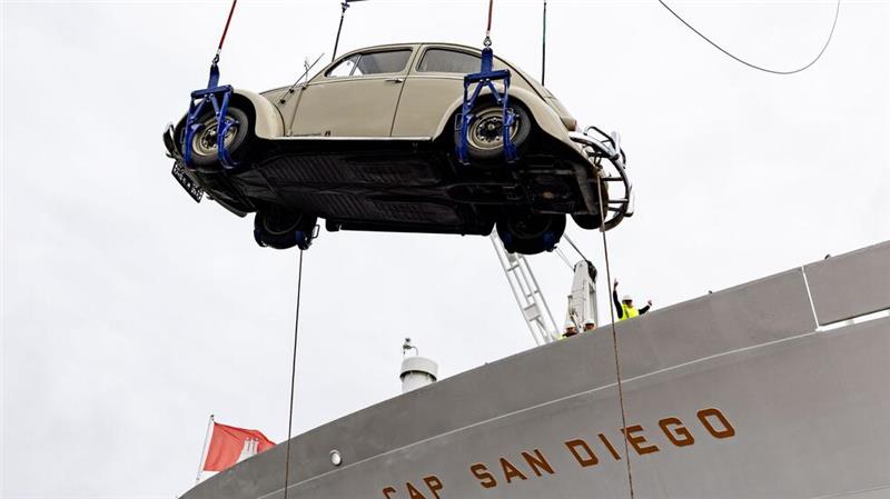 Schwebender VW Käfer - mit Lastkran auf die „Cap San Diego“ Die Cap San Diego ist ein Museumsschiff im Hamburger Hafen.