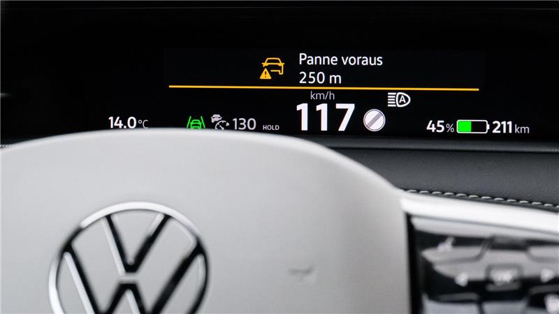 Neue Technik soll Einsatzkräfte auf Straßen besser schützen Die „Car2x“-Kommunikation wird bei Herstellern wie Volkswagen und Volvo schon oft serienmäßig verbaut.
