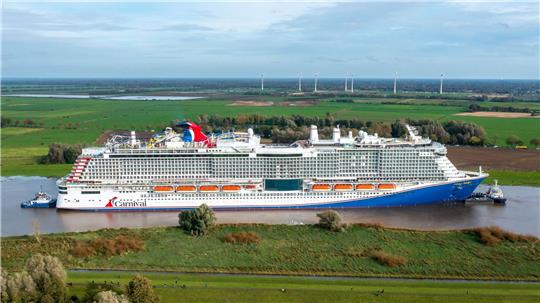 Die «Carnival Jubilee» wird über die Ems zur Nordsee überführt (Luftaufnahme mit einer Drohne).