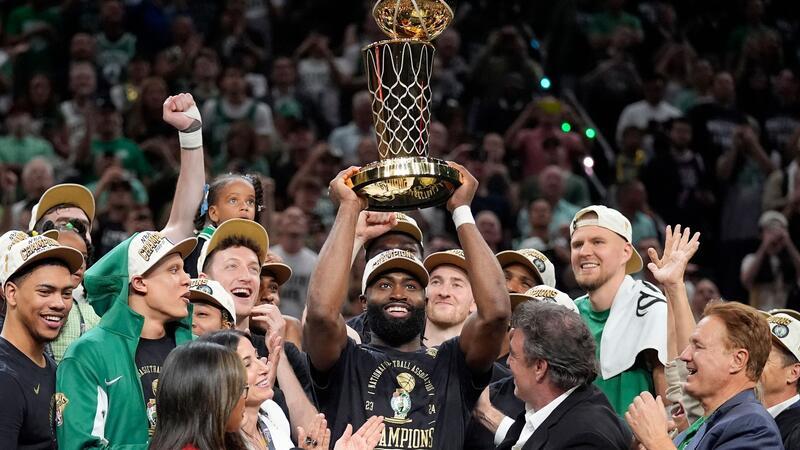 Die Celtics um Stars wie Stars Jaylen Brown (M) feiern nun ihre erste Meisterschaft seit 2008.