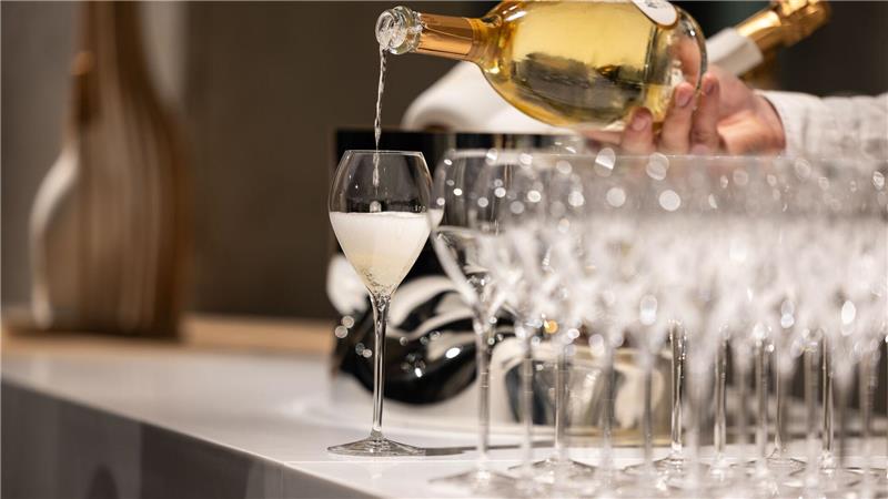 Die Champagner-Korken knallen seltener in Deutschland. (Symbolbild)