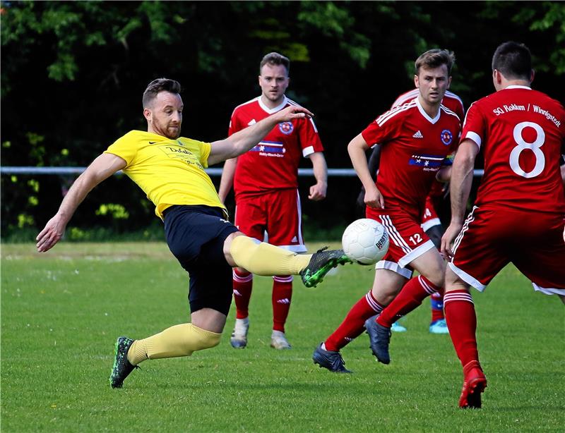 Die Chancen auf den vorletzten Platz sind wieder gestiegen: Andreas Zimmer (li.) besiegt mit dem SV Rammelsberg die SG Roklum-Winnigstedt. Damit liegt der SVR nur noch zwei Punkte hinter den Gästen.  Foto: Epping