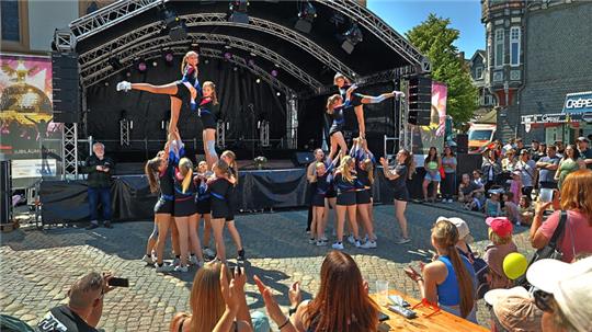 Die Cheerleader der Falcons begeistern auf dem Marktplatz.