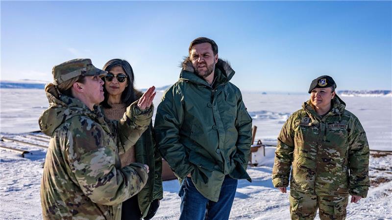 Nach Vance-Besuch: Chefin von US-Basis auf Grönland gefeuert Die Chefin der US-Basis Pituffik auf Grönland, Susannah Meyers (links) bei dem Besuch von US-Vizepräsident JD Vance und seiner Frau Usha. (Archivbild)
