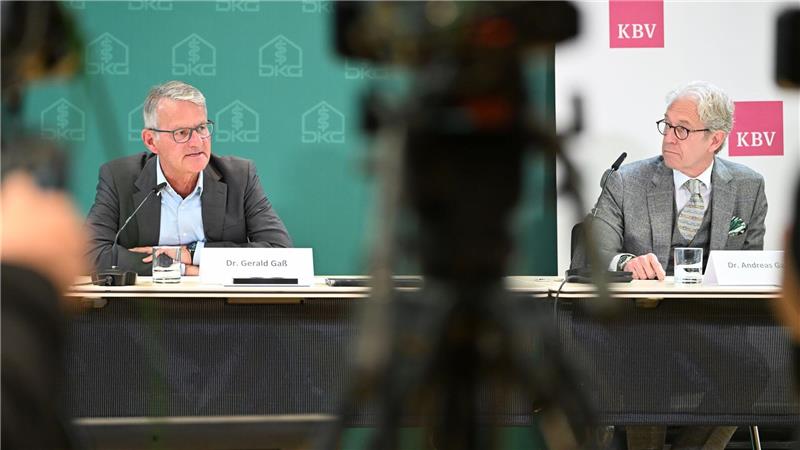 Die Chefs von Kassenärzten und Klinikbranche warnen vor längeren Wartezeiten.