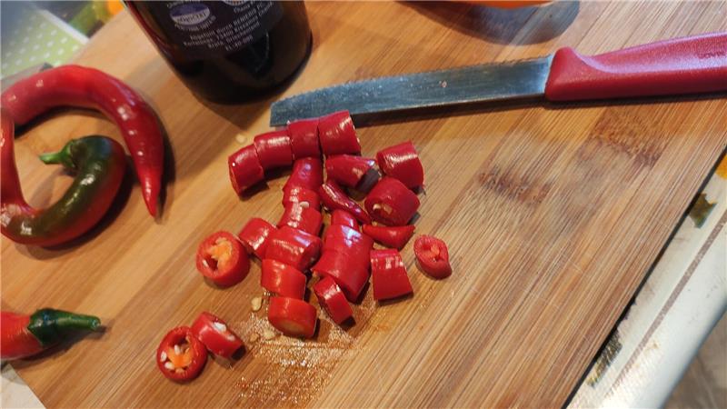 Chilis werden zum Dauerbrenner: Einfaches Rezept für würziges Öl Die Chilis werden kleingeschnitten.