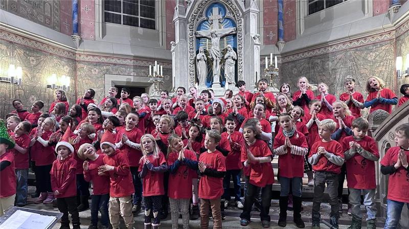 Bad Harzburgs Kinder wünschen ein frohes Weihnachtsfest Die Chorklassen füllen den Altarraum der Lutherkirche.