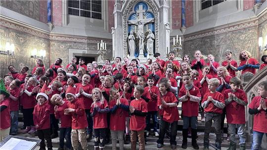 Die Chorklassen füllen den Altarraum der Lutherkirche.