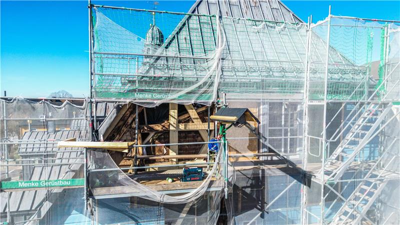 Die Clausthaler Marktkirche ist an der Ostseite eingerüstet und mit einem Netz umspannt. So sind die Arbeiten auch von Weitem unübersehbar.