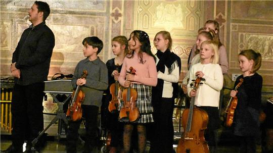 Die Clausthaler Mini-Strings warten vor der Bühne auf ihren ersten großen Auftritt.