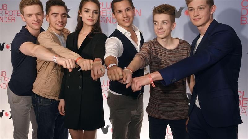 Die „Club der roten Bänder“-Generation 2015 um „Maxton Hall“-Star Damian Hardung (re.).