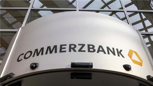 Die Commerzbank will effizienter werden und streicht Tausende Stellen (Archivbild)