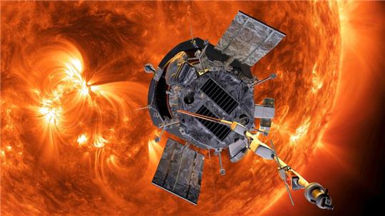 Die Computergrafik zeigt die „Parker Solar Probe“-Sonde auf dem Weg zur Sonne. (Handout)