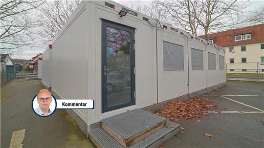 Ein Container steht auf dem Schulgelände.