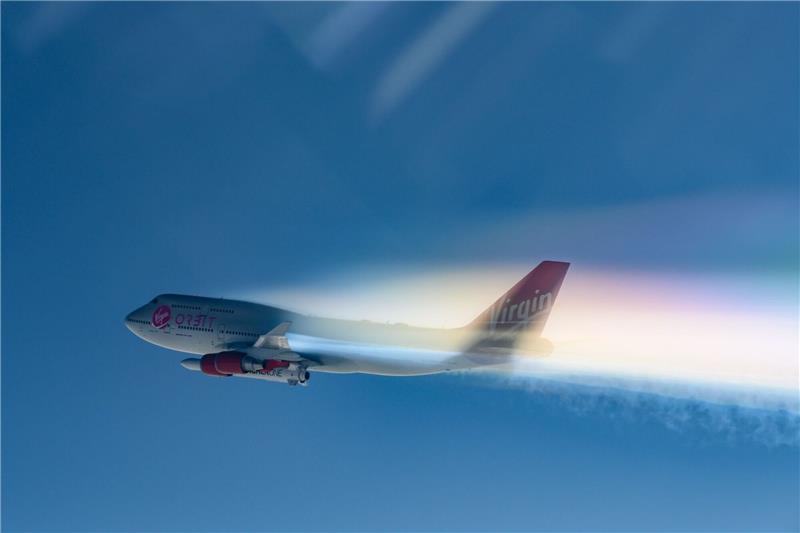 Großbritannien: Flugzeugstart mit Trägerrakete genehmigt Die «Cosmic Girl» des amerikanischen Raumfahrtunternehmens Virgin Orbit: Dem ersten Start des umgebauten Jumbojets als fliegende Startrampe für Weltraum-Satelliten von britischem Boden aus stehen keine bürokratischen Hürden mehr im Weg.