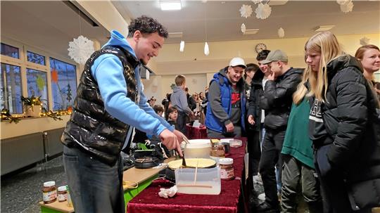 Die Crêpes sind so beliebt, dass sich lange Schlangen bilden. Foto: Skuza
