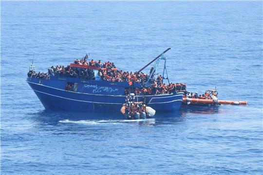 Die Crew der «Geo Barents» (nicht im Bild) holte mehr als 600 Menschen in einer dreistündigen Aktion an Bord - darunter viele Minderjährige.