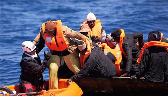 Die Crew des Motorsegelschiffs «Nadir» helfen Migranten aus einem überfüllten Stahlboot.