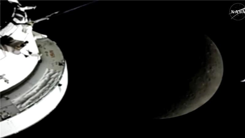 Die Crew ist um den Mond herumgeflogen.