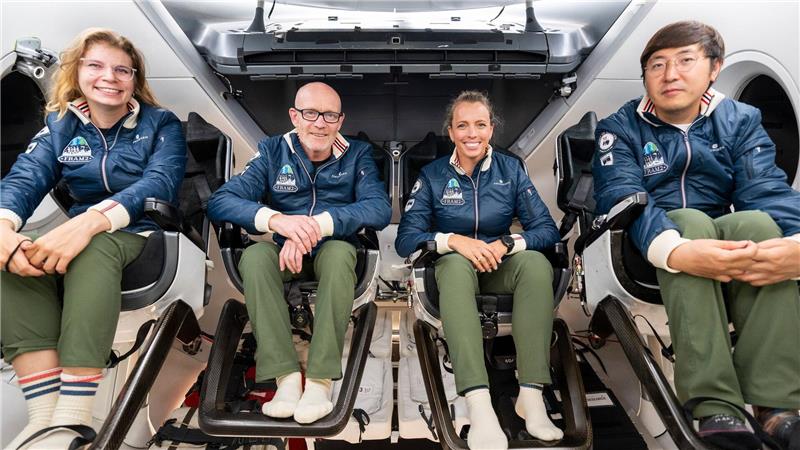 Die Crew von Rabea Rogge (links) hat lange in einer „Dragon“-Kapsel von SpaceX trainiert.