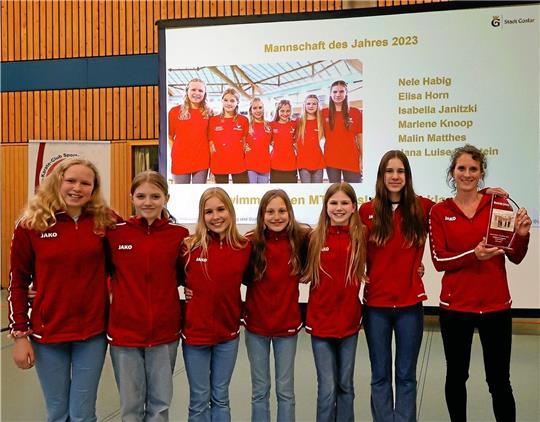 Die D-Jugend-Schwimmerinnen des MTV Goslar (v.l.): Jana Luise Papstein, Elisa Horn, Marlene Knoop, Malin Matthes, Nele Habig und Isabella Janitzki sind in der Kategorie Mannschaft „Sportler des Jahres“. Trainerin Alexandra Janitzki hält die Trophäe hoch.