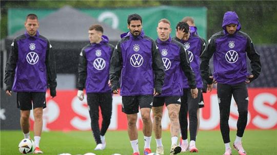 Die DFB-Elf bereitete sich im Thüringer Schmuddelwetter auf das Heim-Turnier vor.