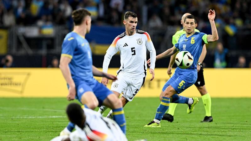 Noch keine EM-Euphorie: DFB-Auswahl trifft nicht ins Tor Die DFB-Elf um Pascal Groß (M) kam nicht über ein 0:0 gegen die Ukraine hinaus.