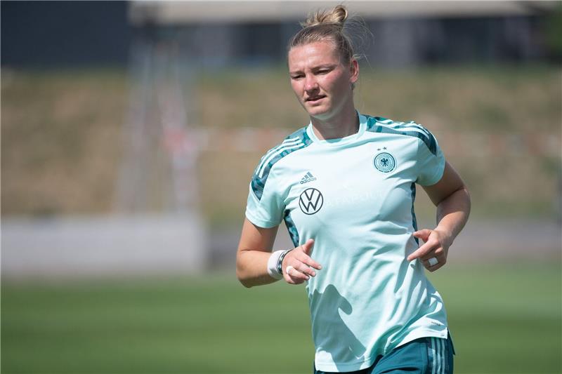DFB-Kapitänin Alexandra Popp nach Corona wieder dabei Die DFB-Kapitänin Alexandra Popp trainiert.