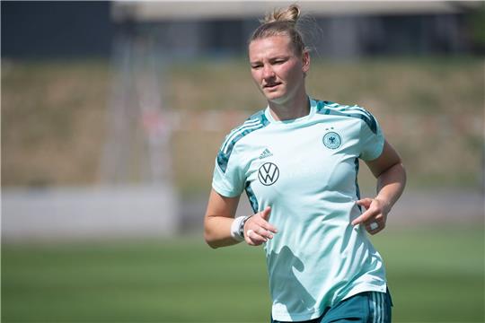 Die DFB-Kapitänin Alexandra Popp trainiert.