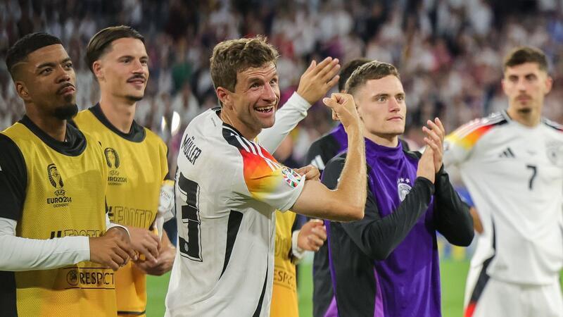 Party-Time nach Auftaktspaß: Nagelsmann sieht nur Gewinner Die DFB-Spieler feiern den 5:1-Sieg gegen Schottland mit den Fans.