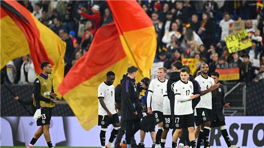 Die DFB-Spieler lassen sich für ihren klaren Sieg gegen Luxemburg feiern. 