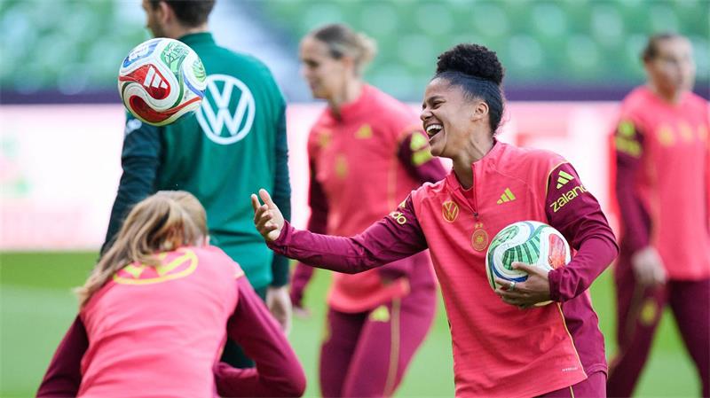 Die DFB-Spielerinnen beim Abschlusstraining in Bremen.