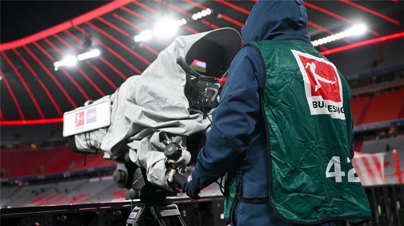 Sky holt im zweiten Anlauf TV-Paket B - Konferenz bei DAZN Die DFL versteigert derzeit die TV-Rechte der Fußball-Bundesliga.