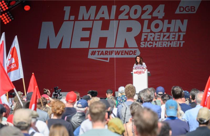 Die DGB-Vorsitzende Yasmin Fahimi spricht bei der zentralen Kundgebung des Gewerkschaftsbundes in Hannover.