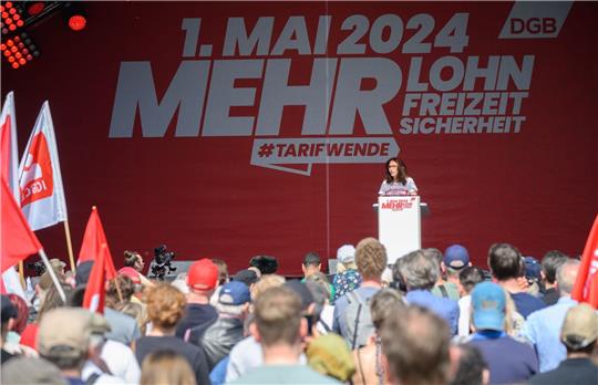 Die DGB-Vorsitzende Yasmin Fahimi spricht bei der zentralen Kundgebung des Gewerkschaftsbundes in Hannover.